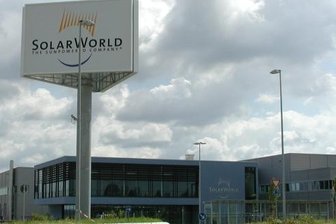 Weithin sichtbar ist das Schild von Solarworld an der B 173. Der Konzern setzt auf Zeitarbeitsfirmen.