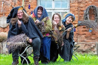 6 Tipps: Hexenfeuer im Vogtland mit dem gewissen Etwas - Die Hexen Bettina, Simone, Stephanie und Margitta (von links) locken für den Sonntag in die Plauener Elsteraue zur Walpurgisnacht. Dort steigt ab 14 Uhr ein Spektakel für die ganze Familie.