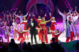6. Zwickauer Weihnachtszirkus: Ramon Roselly ist wieder dabei - Nach der zweieinhalbstündigen Show verabschieden sich die Künstler mit einem großen Finale.