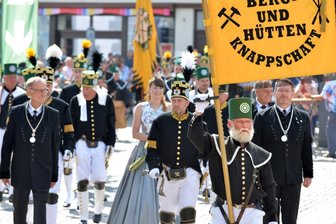 60.000 Besucher - So war der Bergstadtsommer in Freiberg - Ein Bergaufzug leitete am Sonntagvormittag den Berggottesdienst auf dem Obermarkt ein. Den Aufmarsch von rund 300 Mitgliedern von neun Knappschaften aus Sachsen verfolgten laut Stadtverwaltung etwa 2000 Besucher des Bergstadtsommers.