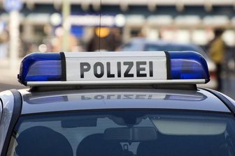 60-jähriger Fahrer prallt gegen Baum in Großrückerswalde - Symbolbild.