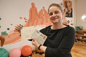 60 Jahre Albert Schweitzer in Aue: Wie eine Schule ihren Namensgeber feiert - Susann Resch zeigt den Brief von Albert Schweitzer in dem er der Namensgebung zustimmte.