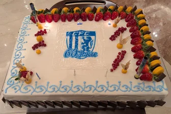 60 Jahre Chemnitzer FC: Wie der Verein in der Türkei feierte - Spieler, Offizielle und Fans des CFC konnten sich am Donnerstag in Lara über eine Torte freuen.