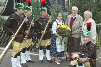 60 Jahre Erzgebirgsensemble Aue: Für Jubiläumsveranstaltung im Kulturhaus läuft der Vorverkauf - September 2008: Mitglieder des Erzgebirgsensembles um Leiter Steffen Kindt (2. v. l.) besuchten Ensemblegründer Manfred Blechschmidt (hinten 2. v. r.) an dessen 85. Geburtstag zu Hause in Erla.