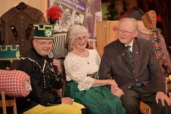 60 Jahre Erzgebirgsensemble Aue: Jubiläumsveranstaltung bietet Besuchern unterhaltsame Zeitreise - Zur Geburtstagsfeier „60 Jahre Erzgebirgsensemble Aue“ waren auch ehemalige Mitstreiter eingeladen. Hier spricht Ensembleleiter Steffen Kindt (l.) mit Vera und Siegfried Jacobi.