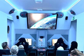 60 Jahre Kosmonautenzentrum Chemnitz: Raumfahrt für die nächste Generation - In der neu gestalteten Raumkapsel erleben die Besucher den Start eines Raumschiffs zu einer Weltraumstation. Bewegt werden dabei nur die Bilder auf den Monitoren.