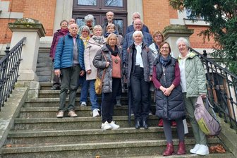 60 Jahre nach dem Abi: Wie Absolventen von einst im Vogtland überrascht wurden - Schüler der Abiklasse 1964 der Erweiterten Oberschule Oelsnitz trafen sich zur 60-Jahr-Feier am Gymnasium.