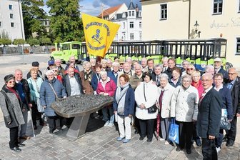 60 Jahre nach dem Abschluss in Freiberg: "Provokateure" feiern Wiedersehen - Einige der Teilnehmer der Jubiläumsfeier der Absolventen der TU Bergakademie von 1962 trafen sich am Mittwochnachmittag auf dem Schloßplatz zu einer Fahrt mit der Silberstadtbahn. 