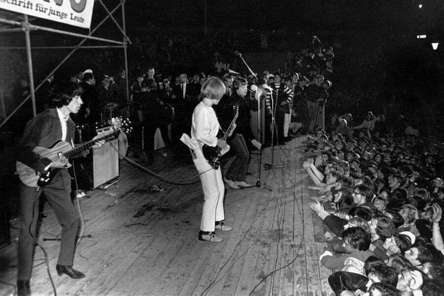 60 Jahre "The Rollin' Stones": Die Steine, die kein Moos ansetzen - Ein Bild aus der legendären Frühzeit der Rolling Stones: Nach ihrem Konzert am 15. September 1965 auf der Berliner Waldbühne zerlegten Zuschauer, denen das Konzert zu kurz gewesen war, die Freilicht-Spielstätte. 
