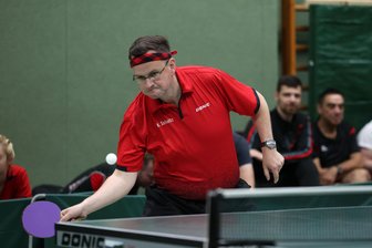60 Jahre Tischtennis: Das war die Jubiläumsfeier des SV Remse - Beim Aktiventurnier stand Bürgermeister Karsten Schultz auch selbst an der Platte.
