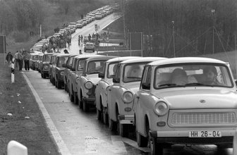 Eine schier endlose Schlange von DDR-Autos (Trabant oder Trabi und Lada) staut sich vor dem Grenzübergang bei Schirnding (Bayern) an der deutsch-tschechoslowakischen Grenze, aufgenommen am 5. November 1989. Der erste Kleinwagen Trabant aus der DDR ist am 07.11.2017 vor 60 Jahren vom Band gelaufen.