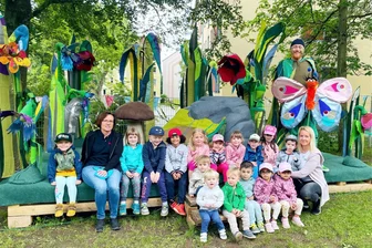 60 Jahre: Zwickauer Kita „Anne Frank“ feiert Jubiläum - Kita-Kinder gemeinsam mit einem Puppenspieler.