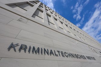 Sonne scheint bei der offiziellen Übergabe des neuen Kriminalwissenschaftlichen und -technischen Institut des LKA Sachsen auf das Gebäude.