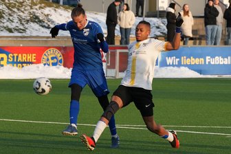 60 Minuten Fußball, 30 Minuten Rutschpartie: Auerswaldern passt auch der zweite Anzug gegen Freiberg II - Sowohl die Auerswalder um Tom Gerhardt (l.) als auch die Freiberger trafen zweimal am Sonntag. Aufgrund eines Eigentors von Anderson Inocencio Cumbane (r.) hatte die Wacker-Elf aber die Nase vorn.