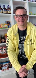 Inhaber Sven Kerstan in seinem Geschäft "Vape and american Food" in der Freiberger Fischerstraße, das seit Anfang April besteht.