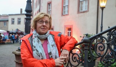 Angelika Klein kehrte an den Ort ihrer Kindheit zurück. Sie hat einst in dem Schloss gewohnt, das nach der Enteignung der Besitzerfamilie von Einsiedel zeitweise 22 Wohnungen zählte.