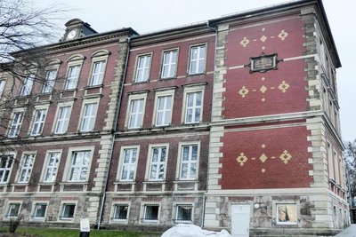 Die Sanierung der Schulhaus-Fassade geht 2024 weiter. Im ersten Teil wurde auch eine Inschrift wiederhergestellt.