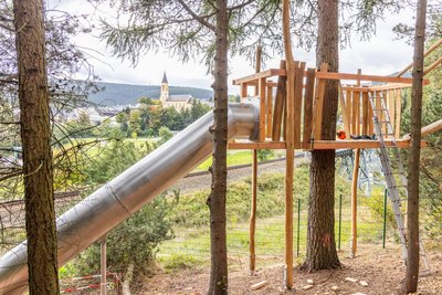 Die Rutsche ist der abschließende Höhepunkt der Anlage. Einen schönen Ausblick gibt es dazu.