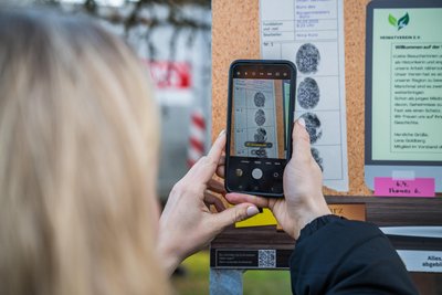 Über QR-Codes gelangt man zu den Hinweisen.