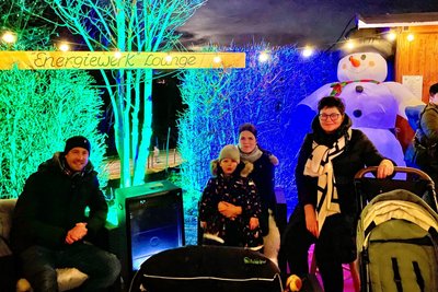 Familie Gerlach zu Besuch beim Wintermarkt in Oelsnitz: Papa Philipp, Mama Carolin mit Sohn Mats und Tochter Rosa im Kinderwagen sowie Oma Kerstin Rau.