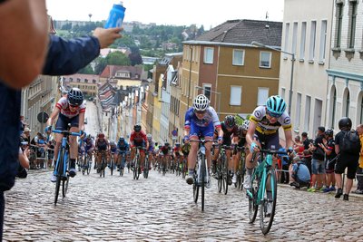 Thüringenrundfahrt der Frauen vor sieben Jahren im Meerane: Preschen in fünf Jahren „Tour de France“-Profis die Steile Wand hoch?