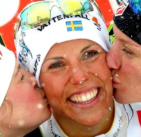 Ein Küsschen für Siegerin Charlotte Kalla von Jessica Diggins (links) und Caitlin Gregg.