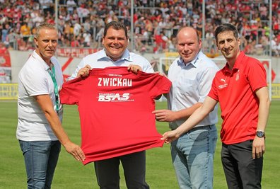 FSV-Vorstand Toralf Wagner, BSAS-Geschäftsführer Alexander Stein, BSAS-Geschäftspartner Stefan Sachmann und FSV-Geschäftsführer Christian Breiner (v. l. n. r.) bei der Vorstellung des neuen Premiumsponsors.