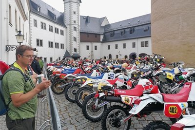 Die Maschinen im Parc Fermé im Schlosshof Zschopau.