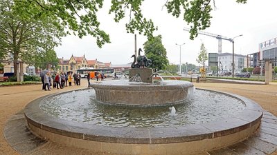 Der Schwanenbrunnen in Zwickau sprudelt wieder.