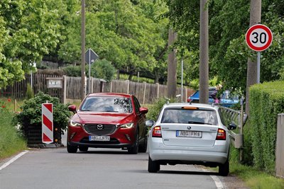 Oft geht es eng zu: Nun sollen Ideen zur Verkehrsberuhigung in Waldsachsen vorgestellt werden.