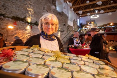 Händlerin Gabriele Burkmann verkaufte ihre Naturkosmetik bereits zum zweiten Mal auf dem Weihnachtsmarkt im Komturhof. Für das Publikum musste sie am Sonntagmorgen nachproduzieren.