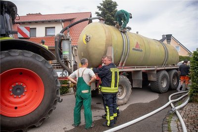 Insgesamt waren 14 Fahrzeuge von fünf Feuerwehren rund um den Brandort in der Hohndorfer Plutostraße im Einsatz. Dazu kamen Traktoren einer Agrargenossenschaft, die Wassernachschub heranschafften. 