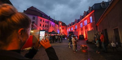 Zu später Stunde werden die Gebäude im Wolkenburger Schlosshof angeleuchtet. Über den Abend verteilt besuchten 500 Gäste das Fest. Erstmals mussten sie keinen Eintritt bezahlen. 
