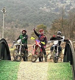 Das vogtländische Motorrad-Trio auf der Moto-Cross-Piste Crotta d' Adda in Italien. 
