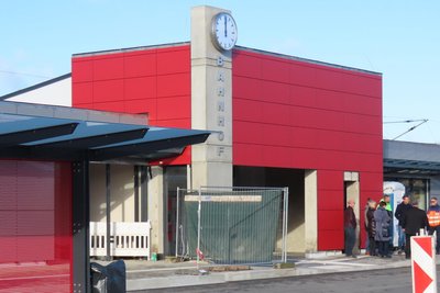 Die Uhr des alten Bahnhofsgebäudes hat einen Platz am Neubau gefunden.