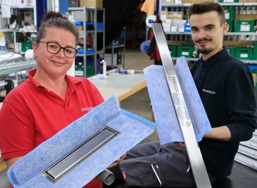 Diana Neumann und Jonas Friedrich präsentieren die Produkte, für die sie Namenspate sind. 