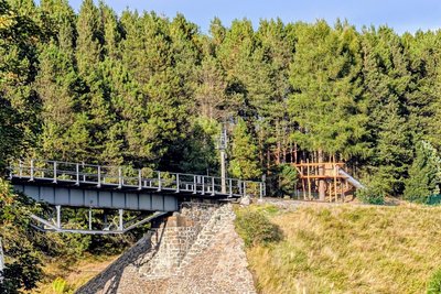 Gut versteckt: Von der Stadt aus ist von der neuen Attraktion nur die Plattform mit der Tunnelrutsche zu sehen.