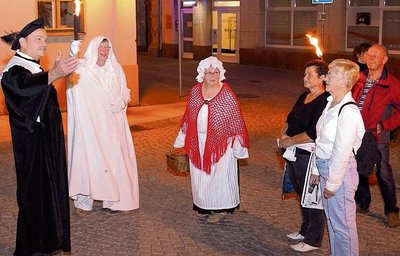 Als Ratsherr verkleidet begrüßte Dietmar Schindler die Gäste sowie die weiße Frau und Wäschemagd Anna auf dem Markt