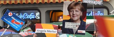 Merkel-Fans und Merkel-Gegner bei einem Auftritt der Kanzlerin vergangene Woche in Torgau. Die 63-Jährige will weitere vier Jahre regieren - obwohl sie seit der Flüchtlingskrise so umstritten ist wie noch nie.            