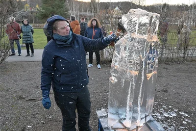 Eisbildhauerin Lea Diehl hat auf dem Wintermarkt in Oelsnitz eine Eisskulptur gefertigt.