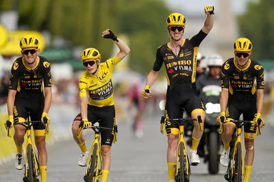 Die Tour de France endet traditionell - so wie hier 2023 mit der Mannschaft des damaligen Toursiegers Jonas Vingegaard (2.v.l.) - auf der Avenues des Champs-Élysées. Aber wo beginnt sie 2030?