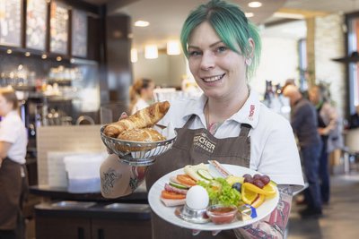 Steffi Doß, hier mit dem Guten-Morgen-Frühstück, ist Erzgebirgskrimi-Fan. Sie schätzt, 70 Prozent ihrer Kollegen frühstücken wie sie bei Roscher regelmäßig.