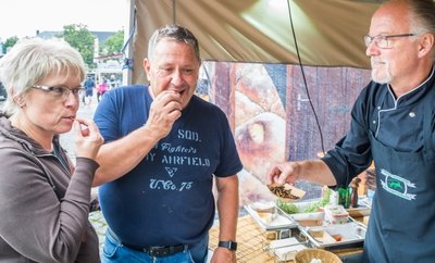Yvonne Kouril und Maik Lerchner probierten den Insektenmix bei Ex-Dschungelcampkoch Frank Ochmann (r.).