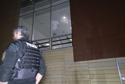 Gegen 18 Uhr flog der Stein gegen eine Scheibe des Gebäudes.