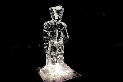 Die Eisskulptur „Der Bergmann" am Abend. Gefertigt hat sie Lea Diehl mit Beil und Pickel.