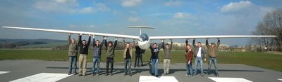 
              <p class="artikelinhalt">Die Jugendgruppe des Fliegerklubs Auerbach - eine starke Truppe. Gemeinsam haben sie den Kauf des Leistungssegelflugzeuges DG 100 gestemmt.</p>
            