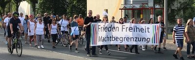 "Montagsspaziergang" am 18. Juli am Freiberger Wasserberg: Wenige Hundert Teilnehmer ziehen durch das Wohngebiet. 