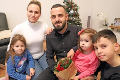 Alle happy... außer Erina: Schwester Nazmije, Mama Mejnem, Papa Besir (v.l.) und Bruder Endrit (r.) mit Nesthäkchen Erina.