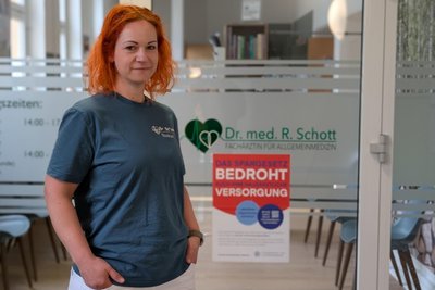 Praxen wie die von Dr. med. Rebecca Schott blieben wegen Weiterbildung geschlossen. Ärzte kritisieren die Sparpläne im Gesundheitswesen.