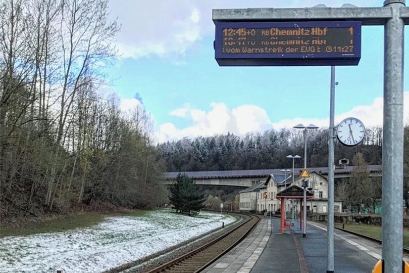 Am Zschopauer Bahnhof informiert die Anzeigetafel Fahrgäste über den Streik. 
